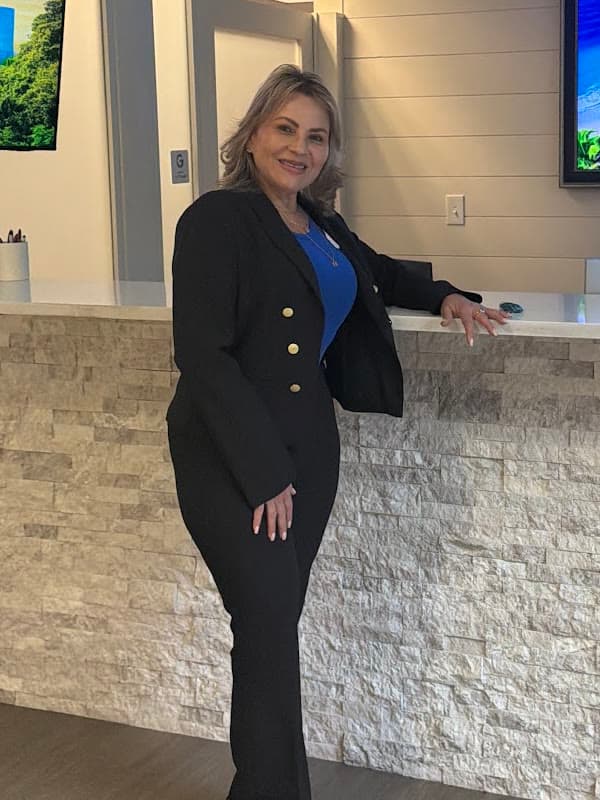 Ana María Araujo, Realtor®, en la oficina de Virtual Properties Realty